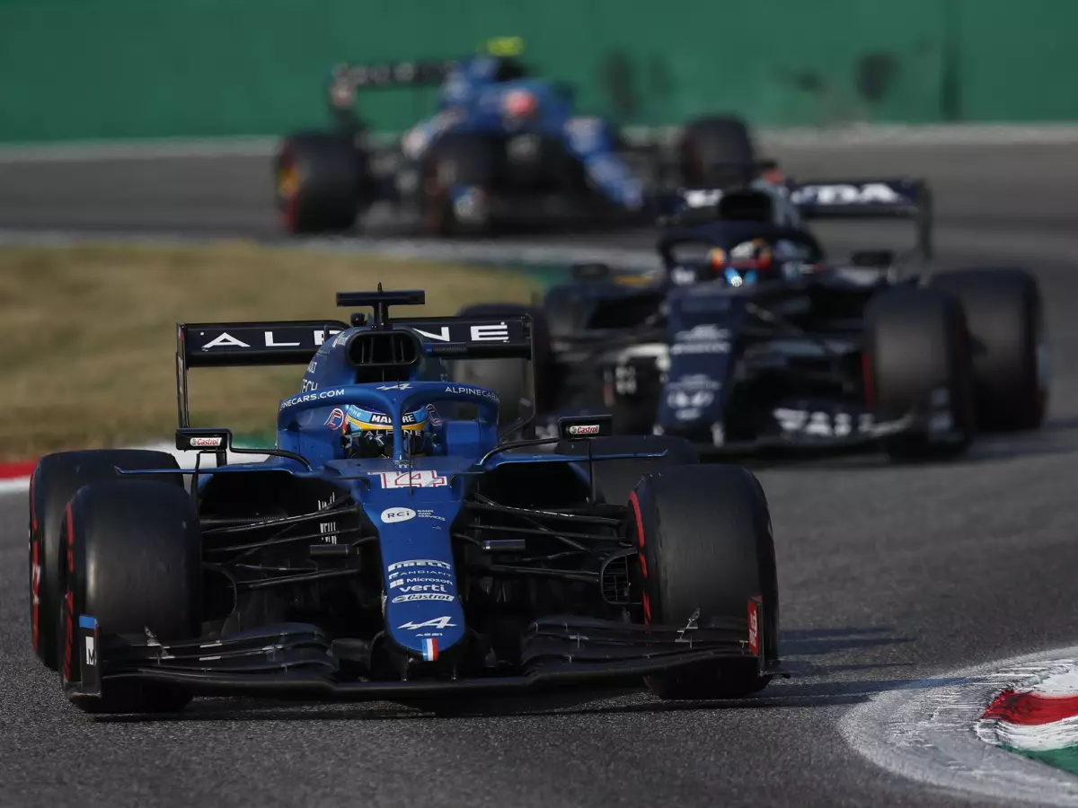Fernando Alonso im Alpine A521 vor Yuki Tsunoda im AlphaTauri AT02 beim Grand Prix von Italien der Formel 1 2021 in Monza Foto zur News: Fernando Alonso: AlphaTauri und Aston Martin schneller als Alpine
