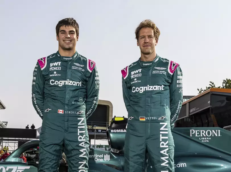Lance Stroll und Sebastian Vettel (Aston Martin) bei einem gemeinsamen Foto in der Boxengasse in Monza 2021 Foto zur News: Offiziell: Sebastian Vettel setzt Formel-1-Karriere 2022 bei Aston Martin fort