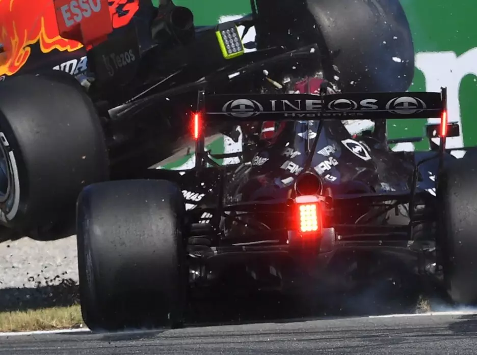 Crash/Unfall: Max Verstappen (Red Bull) kollidiert beim Grand Prix von Italien in Monza 2021 mit Lewis Hamilton (Mercedes) Foto zur News: Forscher sagt über Monza-Crash: "Hamilton hatte kein Glück"