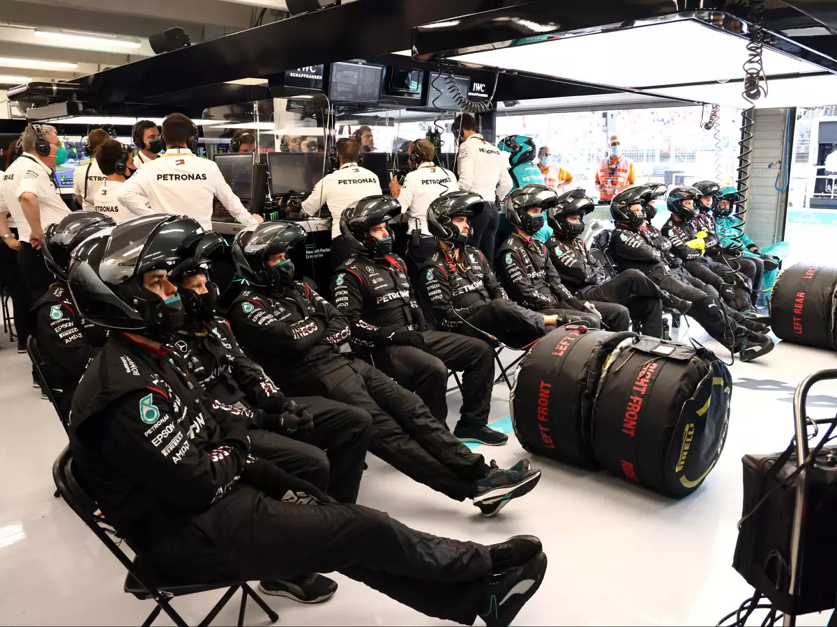 Mercedes-Mechaniker schauen das Rennen, dahinter steht Teamchef Toto Wolff an seinem Kommandopult Foto zur News: "Box, Box, Box": Was wirklich hinter der Strategie in der Formel 1 steckt!