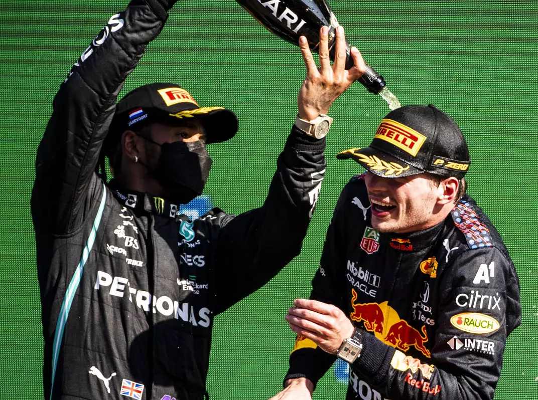 Lewis Hamilton spritzt Max Verstappen bei der Siegerehrung in Zandvoort 2021 mit Champagner voll Foto zur News: Red Bull vs. Mercedes: Versöhnliche Grundstimmung mit Seitenhieben