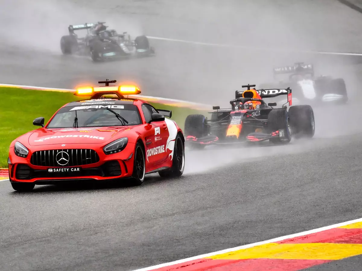 Formel-1-Autos hinter dem Safety-Car beim Belgien-Grand-Prix in Spa 2021 Foto zur News: FIA-Boss Jean Todt fordert: F1-Autos müssen auch im Regen funktionieren!