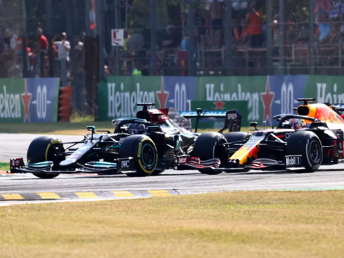 Lewis Hamilton (Mercedes) und Max Verstappen (Red Bull) im Rad-an-Rad-Duell in Monza Foto zur News: Horner: Verstappen hat im Titelkampf gegen Hamilton "nichts zu verlieren"