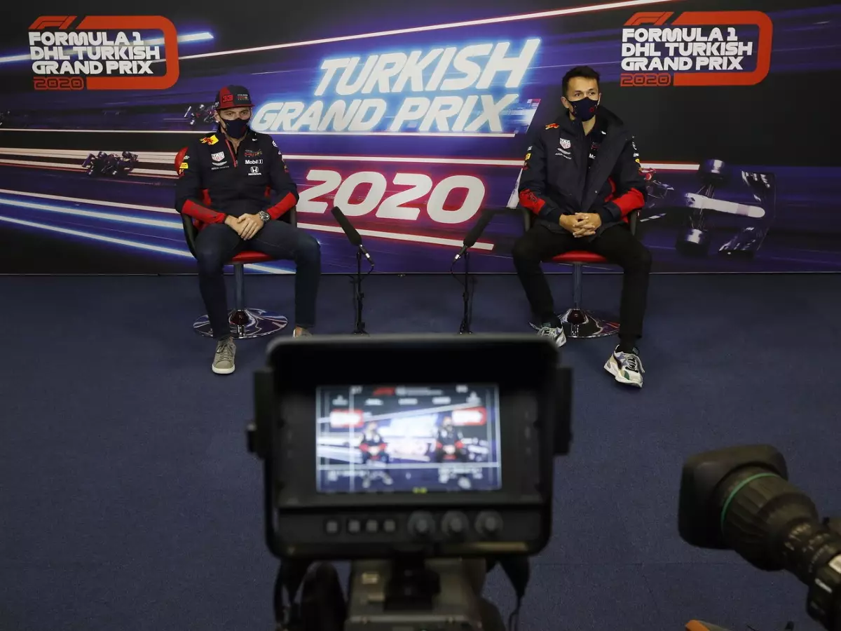 Max Verstappen und Alexander Albon 2020 in der Türkei in der Pressekonferenz Foto zur News: Alexander Albon: Die Medien sind in der Formel 1 "viel aggressiver"