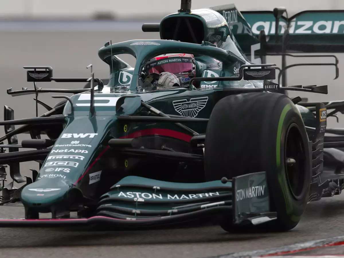 Sebastian Vettel im Aston Martin AMR21 im Formel-1-Qualifying zum Russland-Grand-Prix in Sotschi auf nasser Strecke mit Intermediate-Reifen Foto zur News: Sebastian Vettel erklärt: Deshalb nur P11 im Qualifying in Sotschi