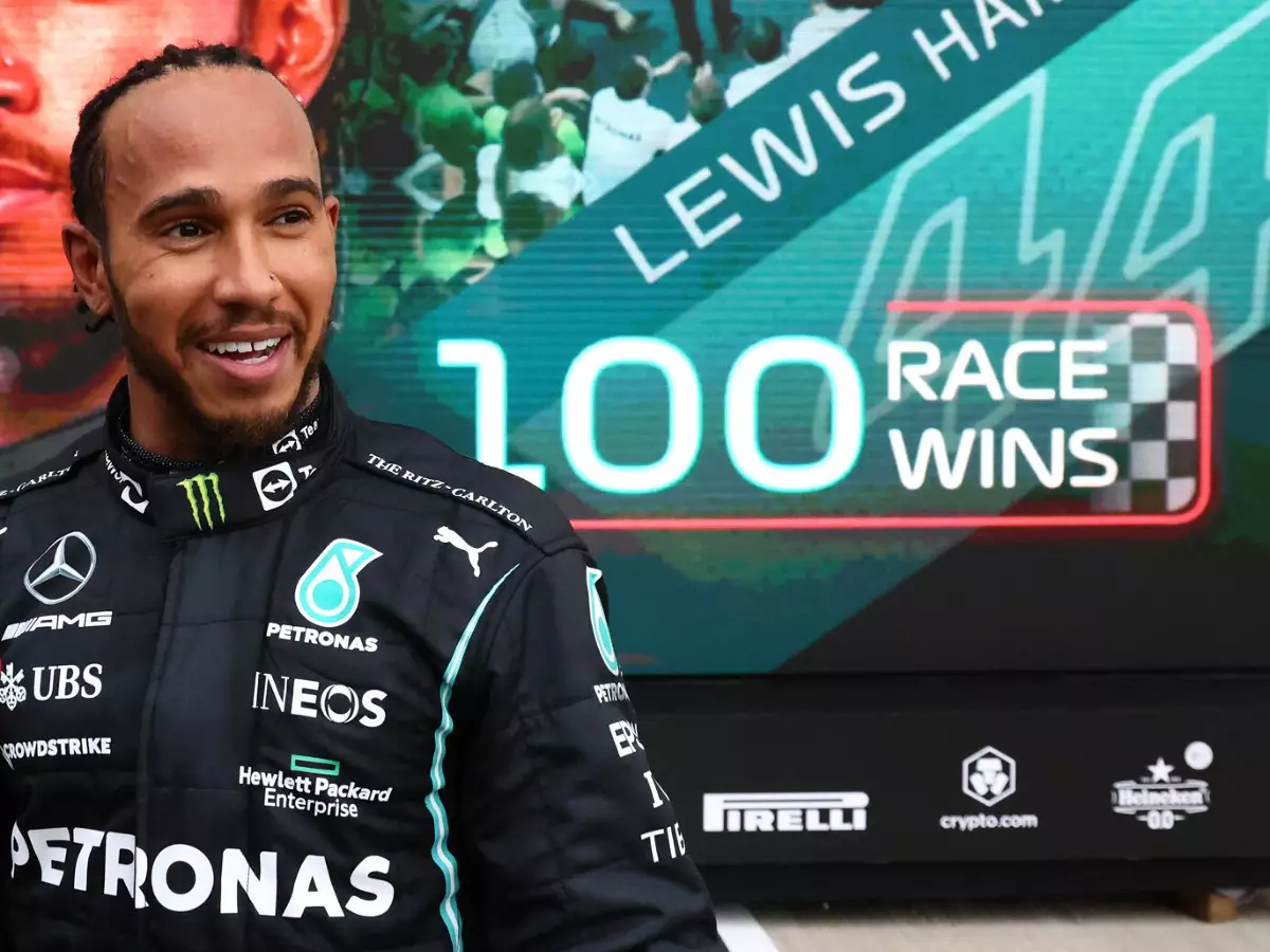 Lewis Hamilton vor einem Schriftzug zu Ehren seiner 100 Rennsiege in der Formel 1 Foto zur News: Lewis Hamilton schreibt Geschichte: Erster Fahrer mit 100 Siegen