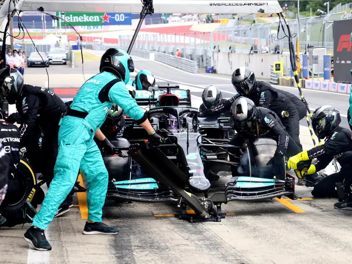 Lewis Hamilton Foto zur News: Neue Boxenstopp-Regel bremst Mercedes und Red Bull aus