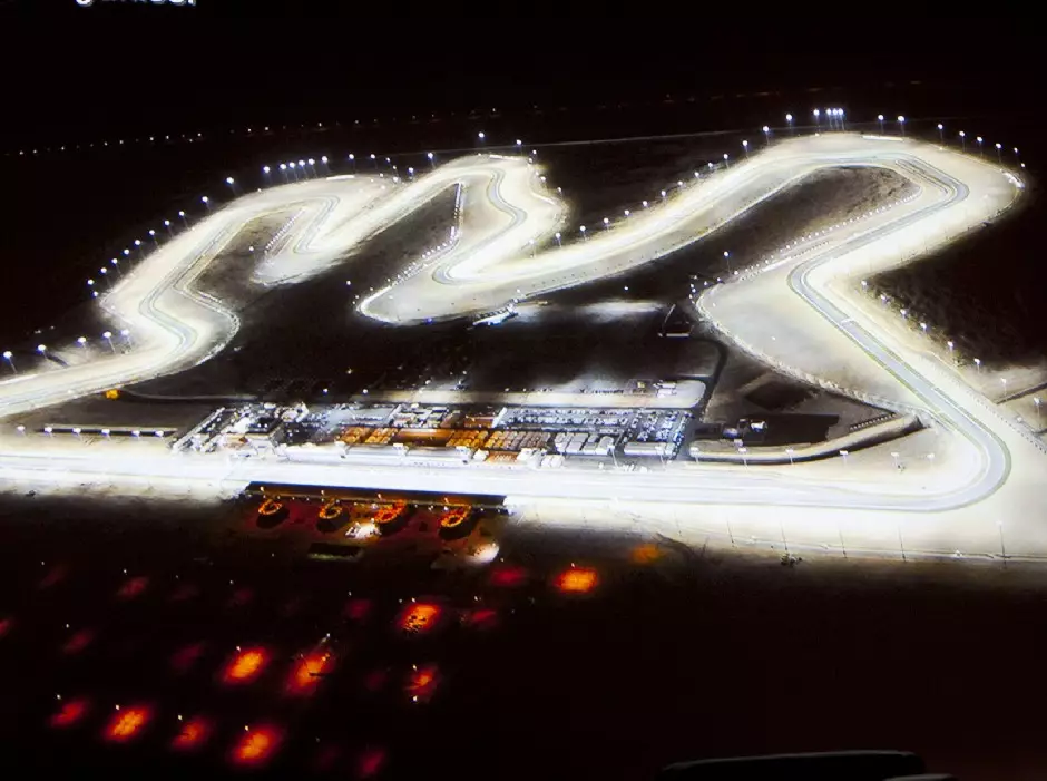 Losail Circuit in Katar unter Flutlicht Foto zur News: Offiziell: Formel 1 bestätigt Katar-Rennen - für elf Jahre!