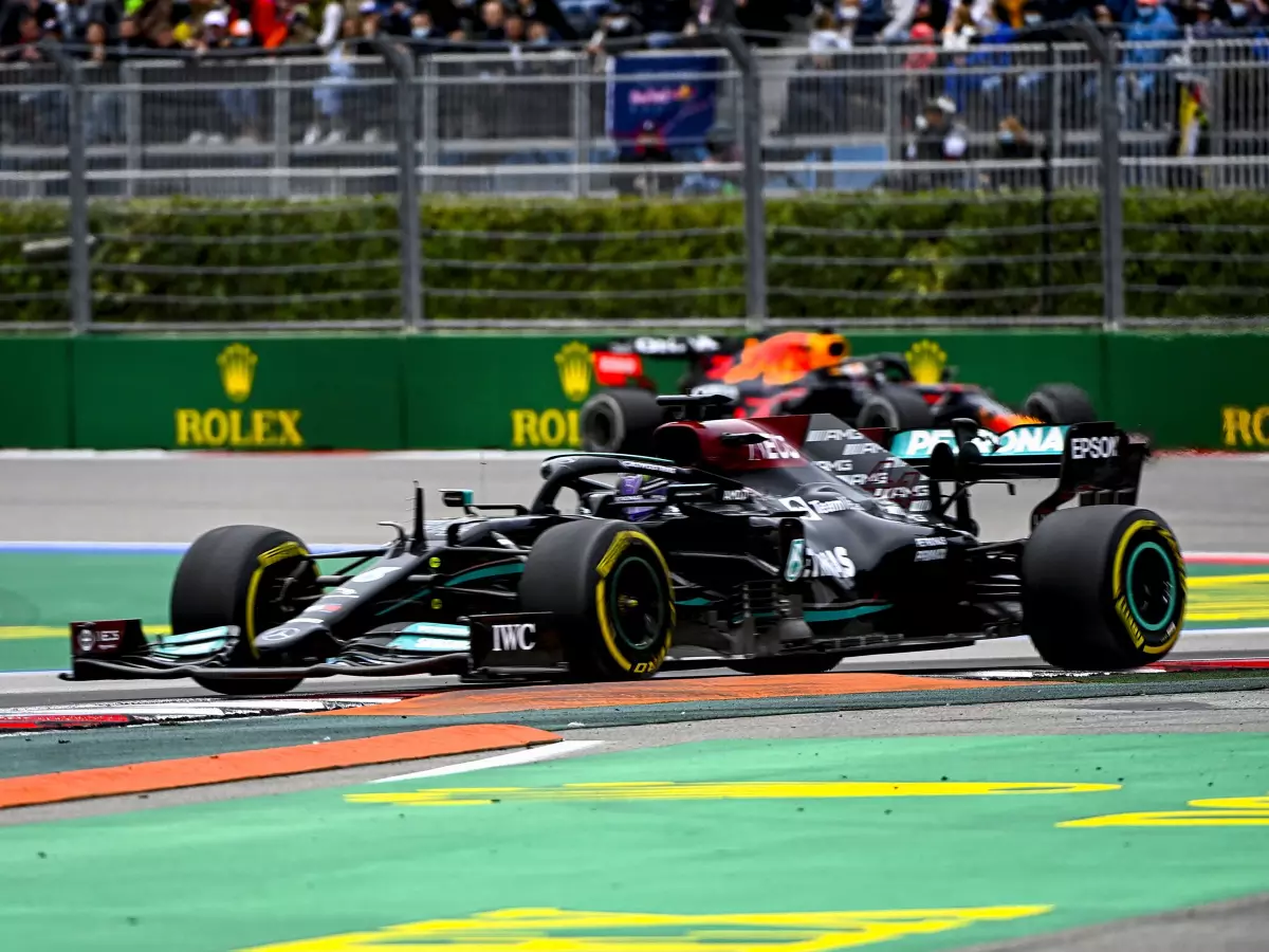 Lewis Hamilton, Max Verstappen Foto zur News: "Hätten uns den Arm abgebissen": Duell Mercedes vs. Red Bull spitzt sich zu
