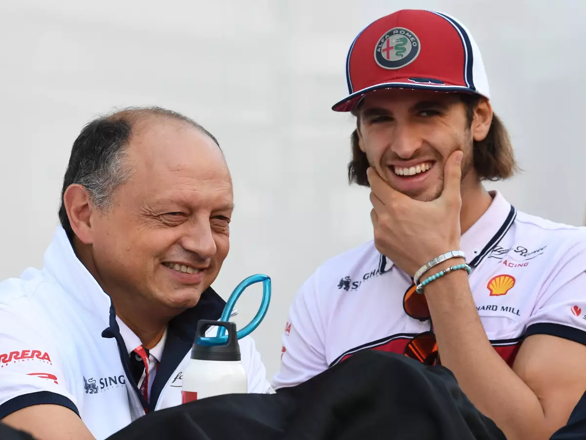 Alfa-Romeo-Teamchef Frederic Vasseur und Antonio Giovinazzi Foto zur News: Frederic Vasseur: Zahlen über Zhou-Mitgift sind "Bullshit!"