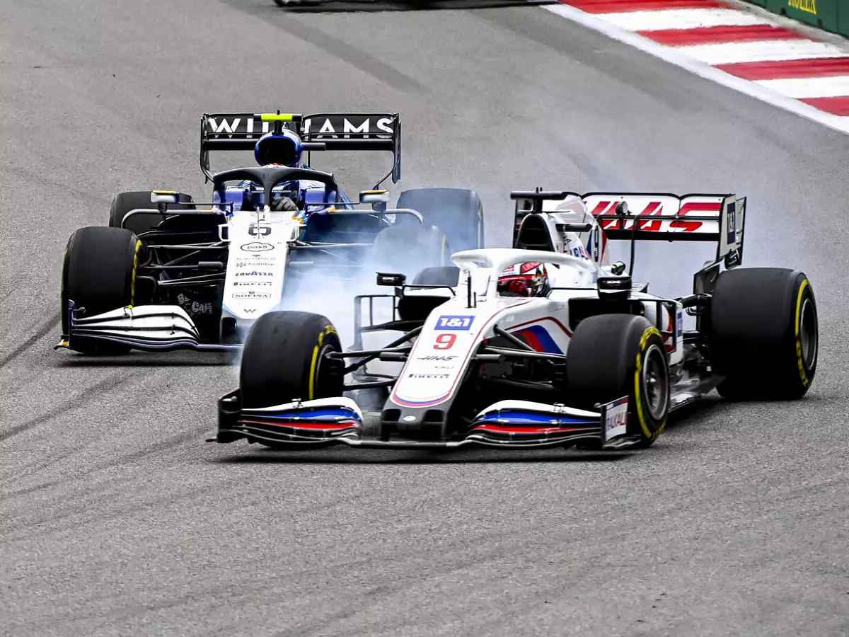 Nikita Masepin (Haas VF21) vor Nicholas Latifi (Williams FW43B) beim Formel-1-Rennen von Russland in Sotschi 2021 Foto zur News: Trotz Sotschi-Aktion: FIA hat keine Bedenken wegen Nikita Masepin