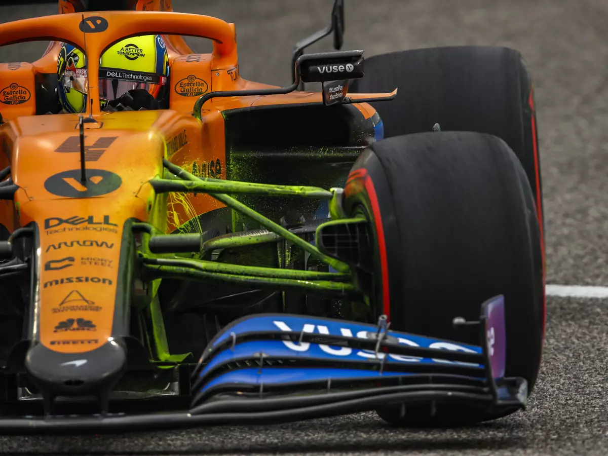 Lando Norris' McLaren MCL35M ist mit FloViz-Farbe bedeckt Foto zur News: Formel-1-Ingenieur erklärt: So ist die Arbeit mit FloViz-Farbe