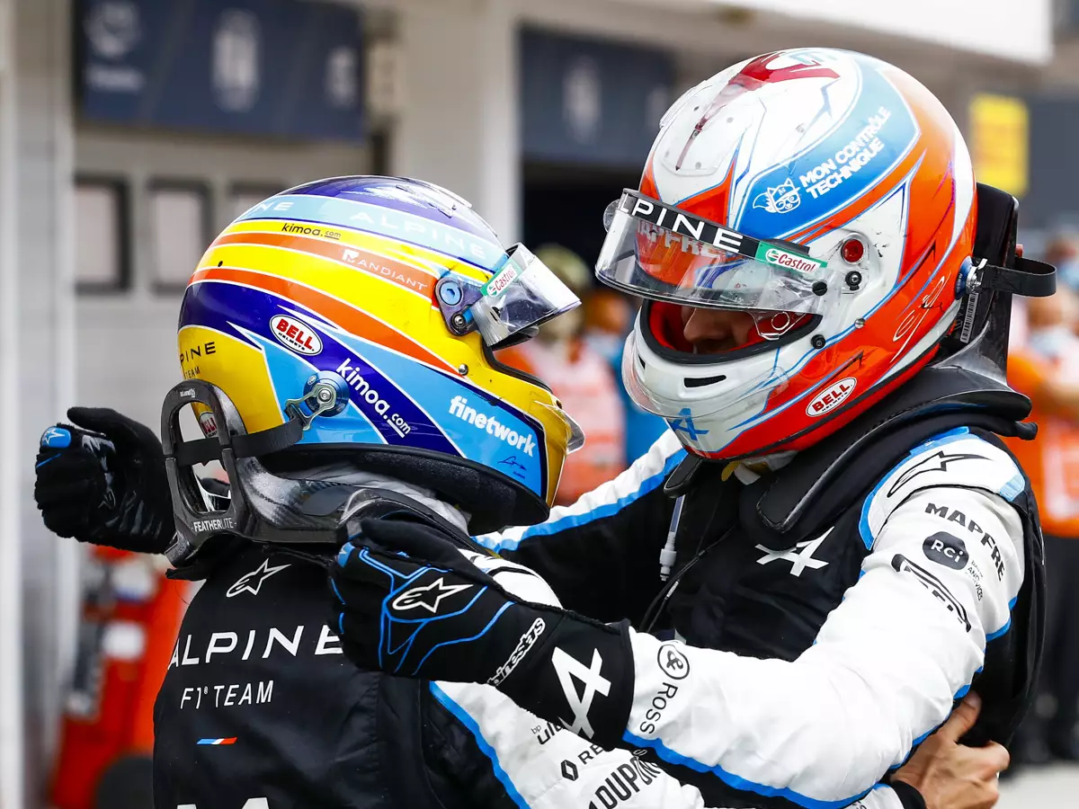 Fernando Alonso und Esteban Ocon jubeln über den ersten Sieg von Alpine in der Formel 1 beim Grand Prix von Ungarn auf dem Hungaroring in Budapest 2021 Foto zur News: "Er überzeugt nicht so": Sanfte Kritik von Marc Surer an Esteban Ocon