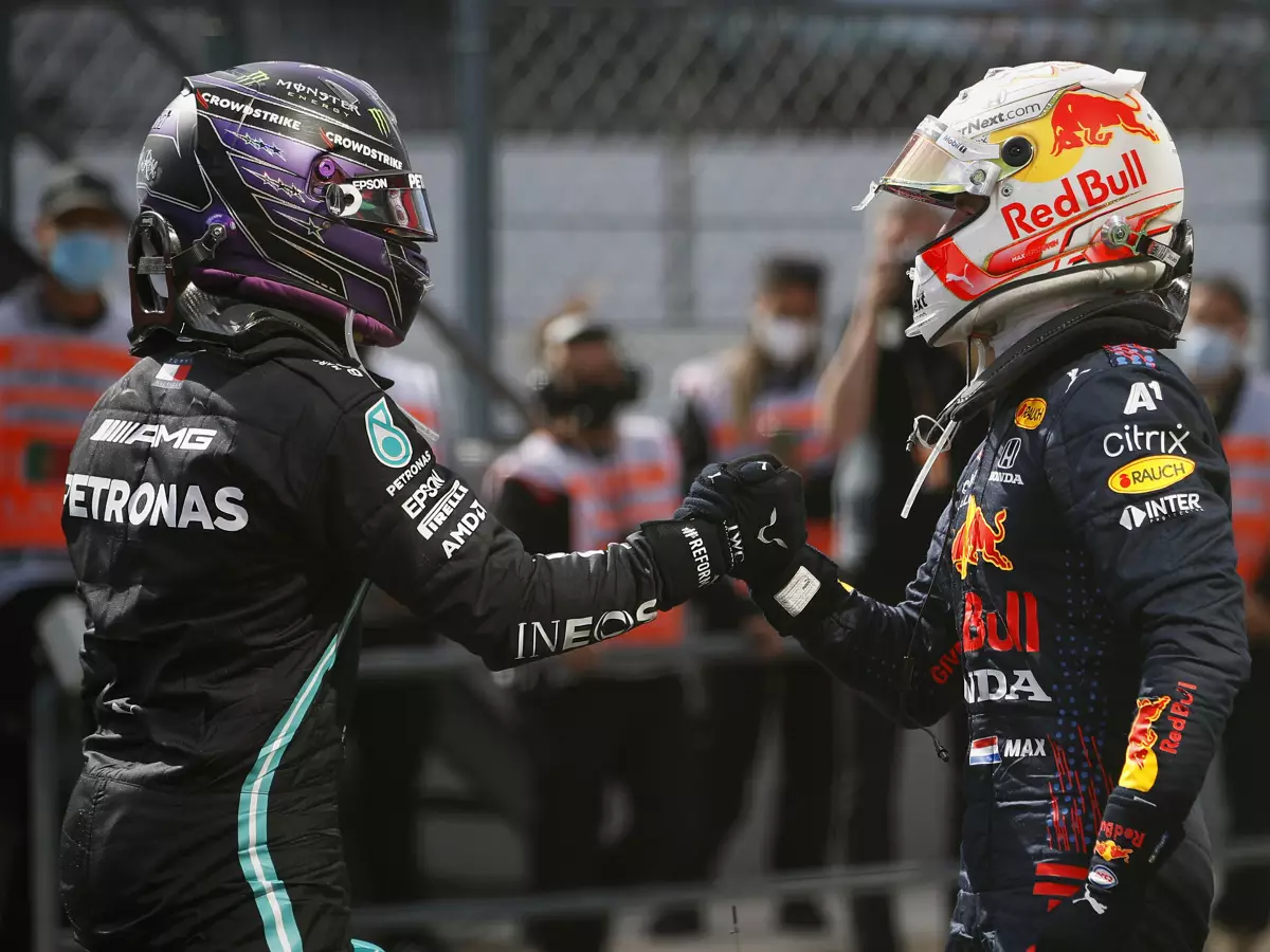 Lewis Hamilton (Mercedes) und Max Verstappen (Red Bull) reichen sich nach dem Formel-1-Rennen von Portugal 2021 die Hand Foto zur News: Hamilton Weltmeister durch Kollision? "So würde ich nie gewinnen wollen!"