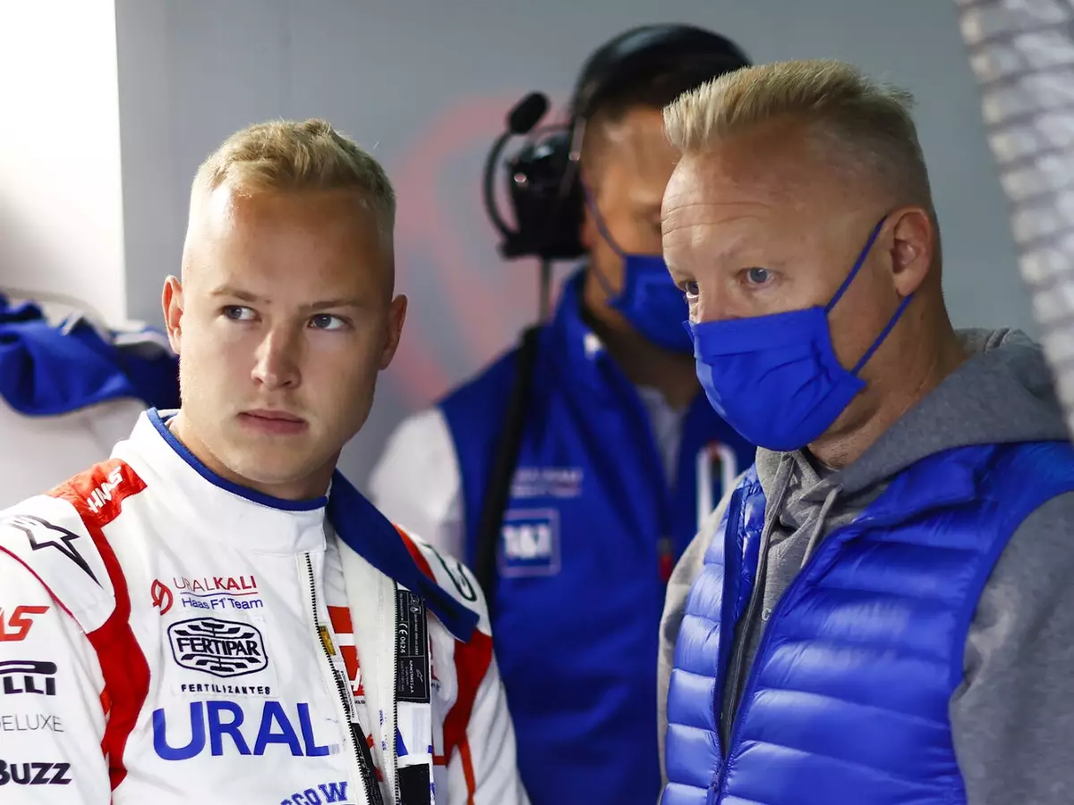 Nikita Masepin und Vater Dmitri bei der Formel 1 Foto zur News: Masepin: Kauf eines Formel-1-Teams wäre "eine interessante Möglichkeit"