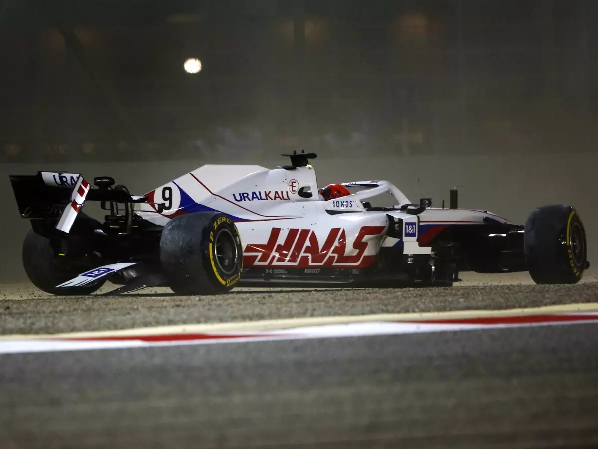 Der Unfall von Nikita Masepin bei der Formel 1 in Bahrain 2021 Foto zur News: Timo Glock über Nikita Masepin: Im Zweifelsfall eine Rennsperre!