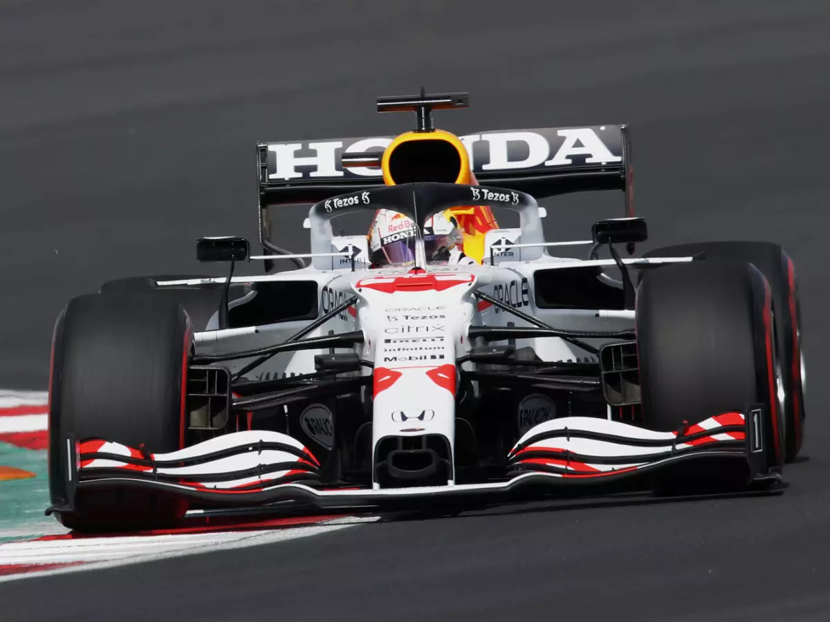 Max Verstappen (Red Bull RB16B) in der Honda-Speziallackierung im Formel-1-Training von Istanbul 2021 Foto zur News: Auch unter neuem Motorenreglement: Honda plant 2026 keine F1-Rückkehr
