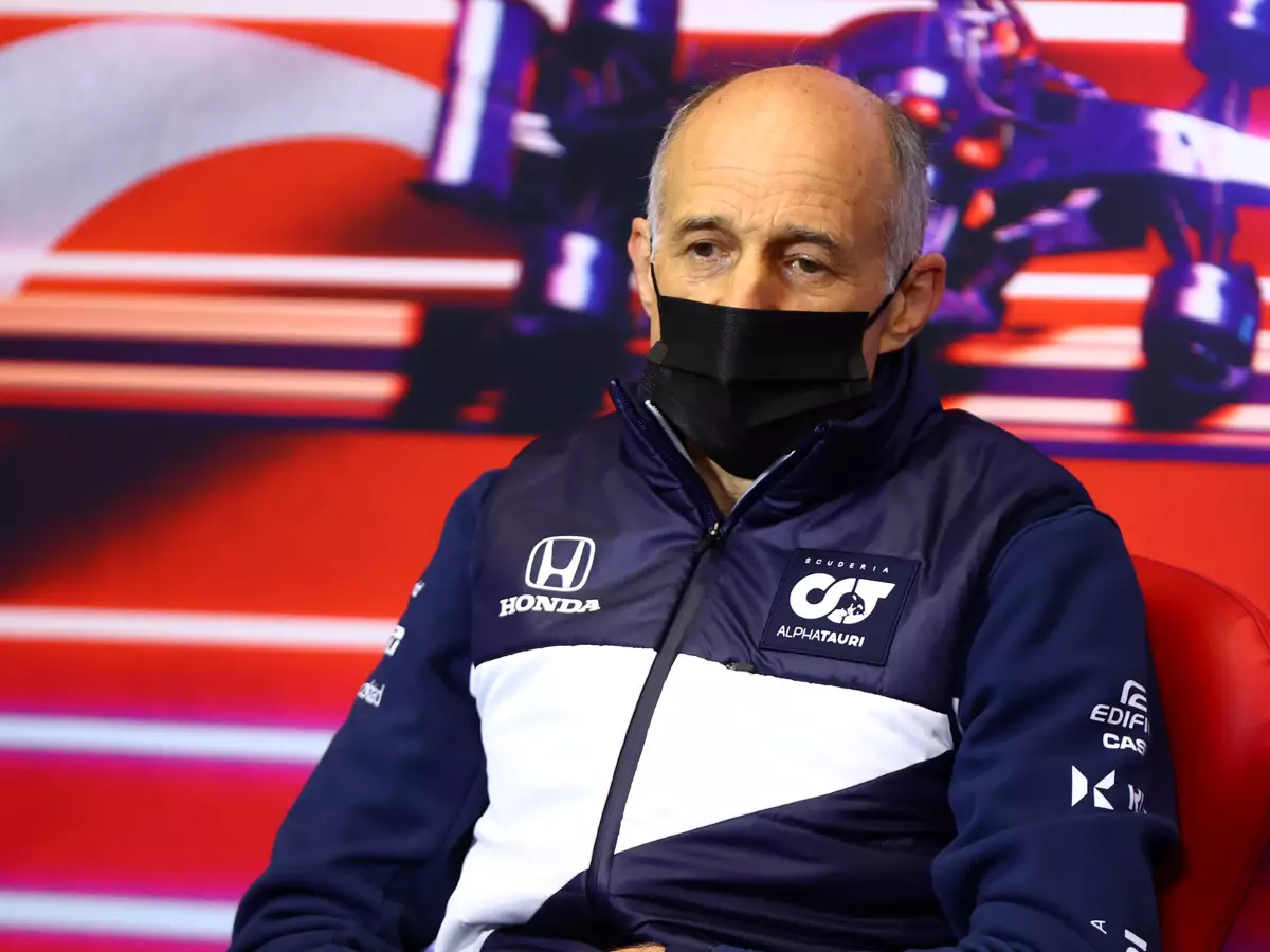 AlphaTauri-Teamchef Franz Tost in der Pressekonferenz vor dem Formel-1-Rennen in Istanbul 2021 Foto zur News: Formel-1-Kalender 2022: Warum nimmt man Tripleheader einfach hin?