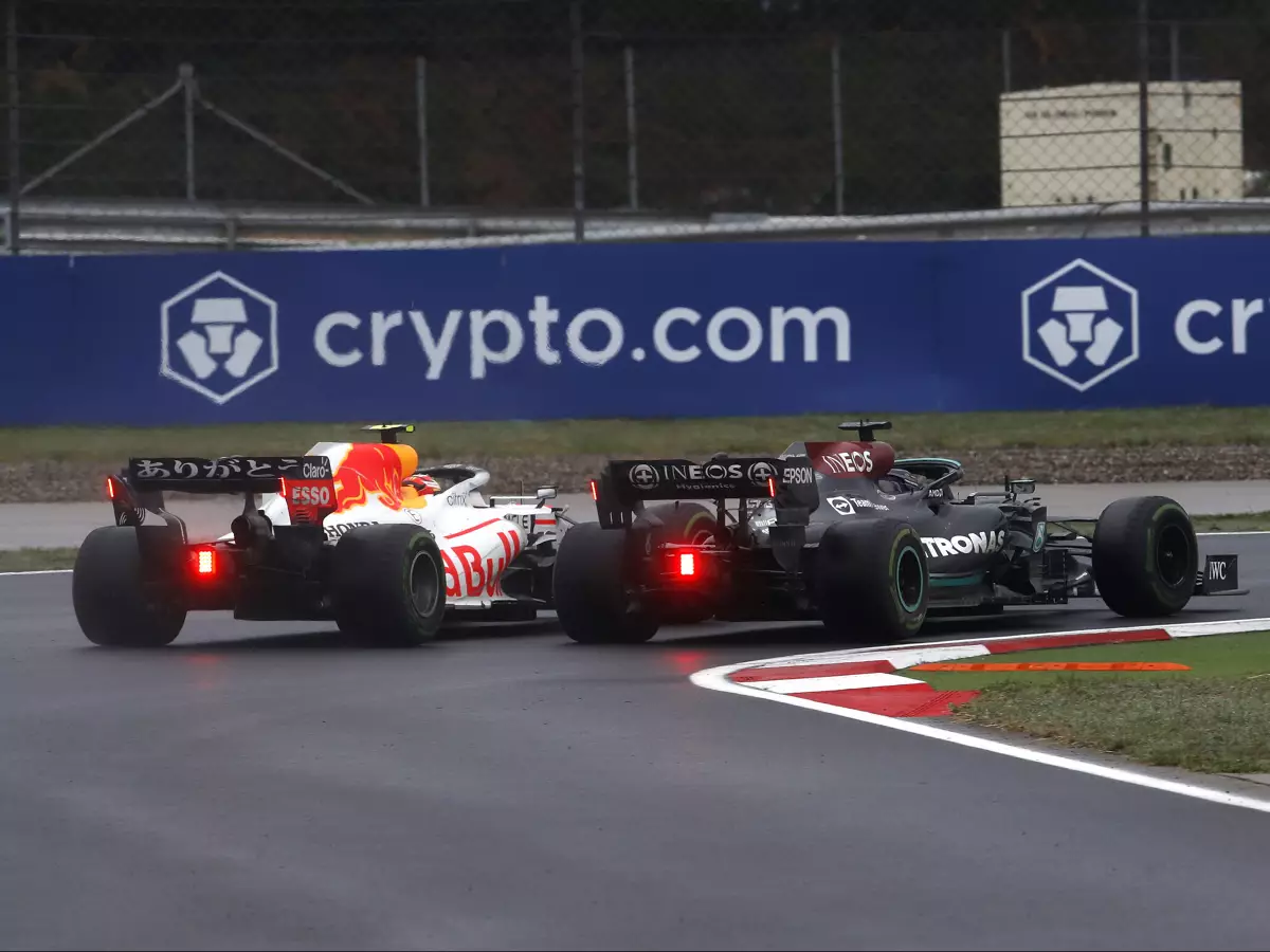 Lewis Hamilton (Mercedes W12) und Sergio Perez (Red Bull RB16B) kämpfen beim Formel-1-Rennen in Istanbul 2021 Foto zur News: "Schneller als bei offenem DRS": Red Bull hat Fragen zum Mercedes-Motor