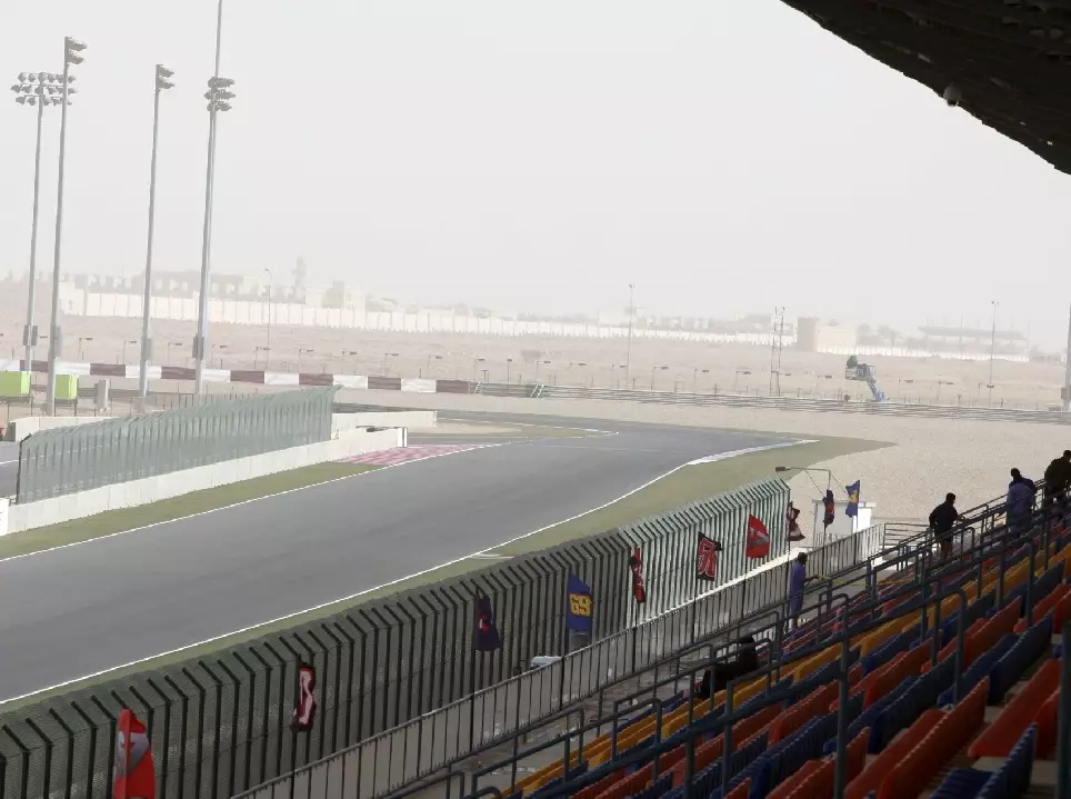Zielgerade mit Boxengassen-Einfahrt auf dem Losail Circuit bei Doha in Katar 2009 Foto zur News: Katar: Boxengassen-Umbau vor Formel-1-Premiere