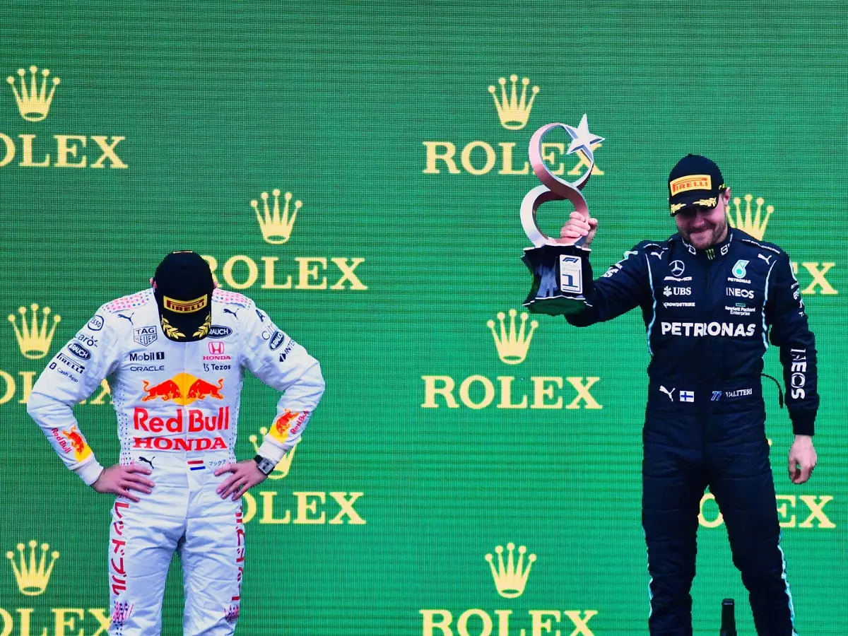 Max Verstappen und Valtteri Bottas auf dem Podium nach dem Formel-1-Rennen in Istanbul 2021 Foto zur News: Mercedes: So kann Valtteri Bottas die WM entscheiden