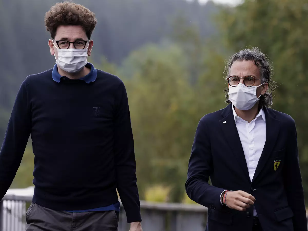 Ferrari-Teamchef Mattia Binotto und Sportdirektor Laurent Mekies Foto zur News: Ferrari-Teamchef Mattia Binotto lässt zwei weitere Rennen aus
