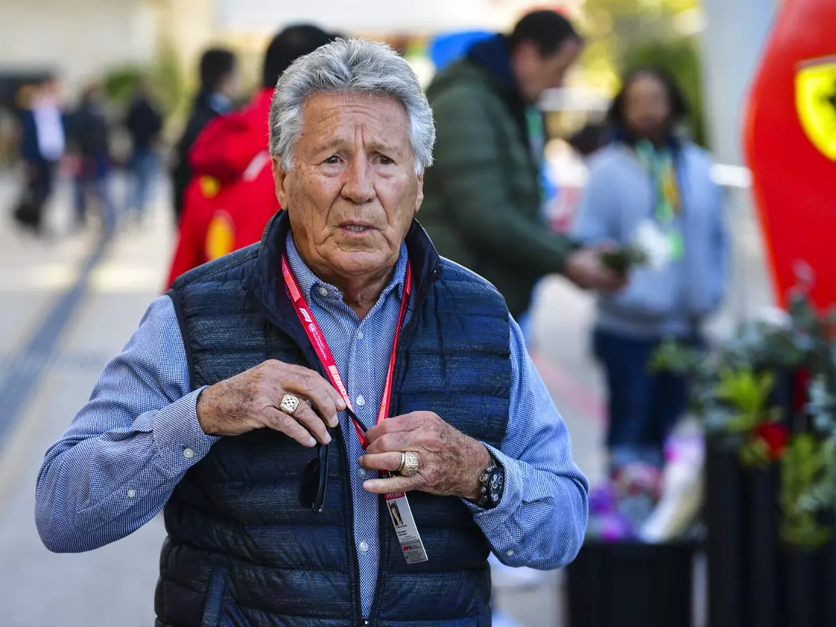 Mario Andretti im Formel-1-Paddock Foto zur News: Verhandlungen Sauber #AND# Andretti: Noch "ein paar lose Enden"