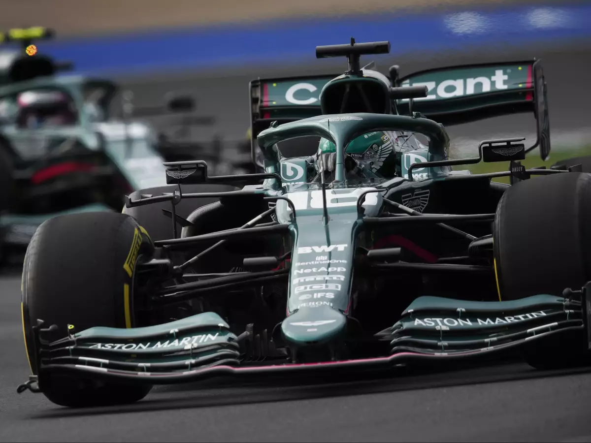 Lance Stroll, Sebastian Vettel Foto zur News: Aston Martin: Neue Farbe für 2022 auch abhängig vom Gewicht