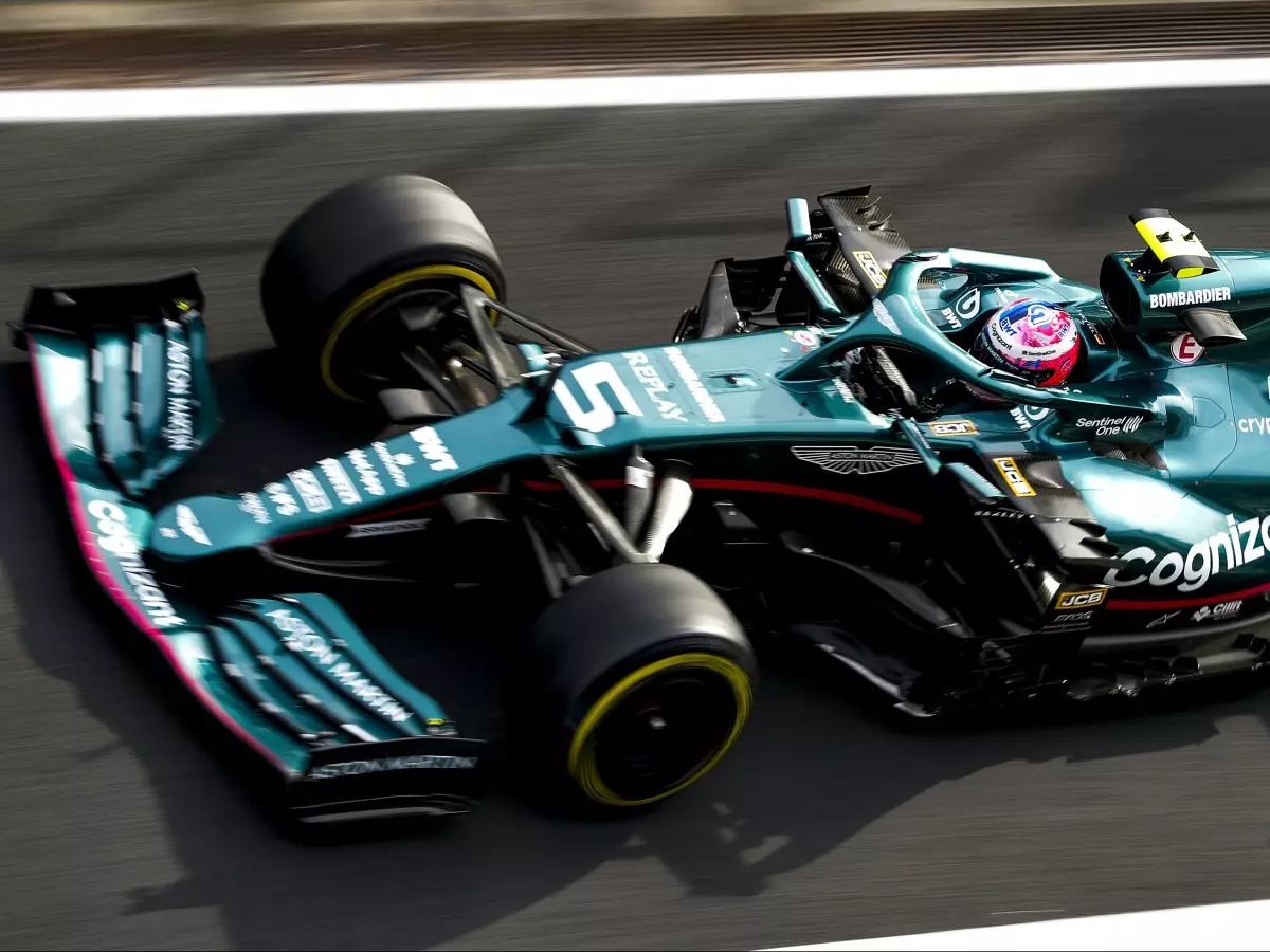 Sebastian Vettel im Aston Martin AMR21 in der Boxengasse in Istanbul Foto zur News: Hintergründe zu Vettels Motorwechsel: Eigentlich für Spa geplant