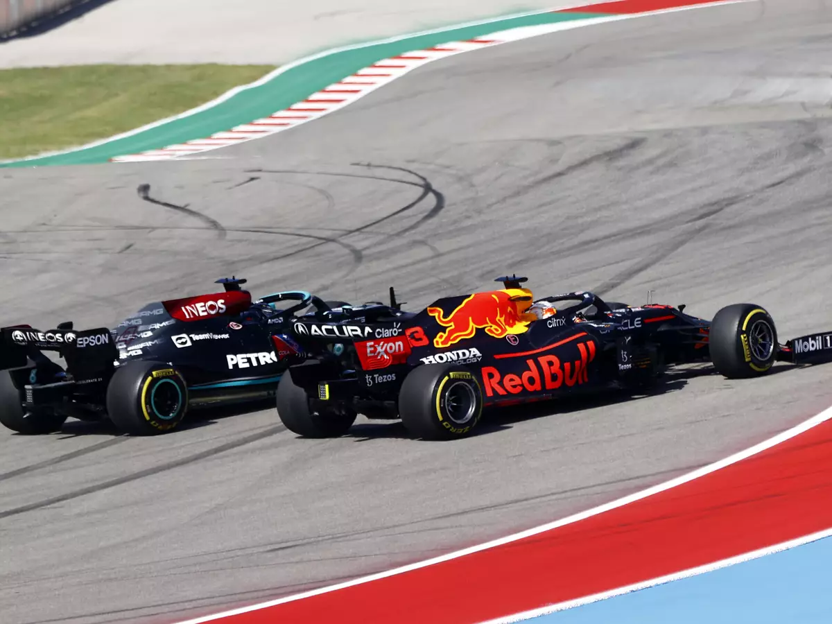 Foto zur News: Duell der Giganten in Austin: Verstappen fightet Hamilton nieder!