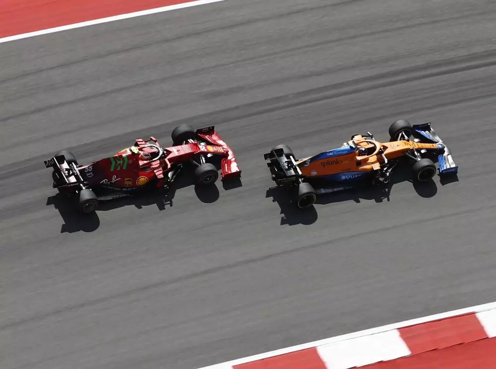 Daniel Ricciardo im McLaren MCL35M und Carlos Sainz im Ferrari SF21 beim Formel-1-Rennen 2021 in Austin im Zweikampf Foto zur News: Carlos Sainz: Ricciardo-Manöver war "am Rande der Legalität"