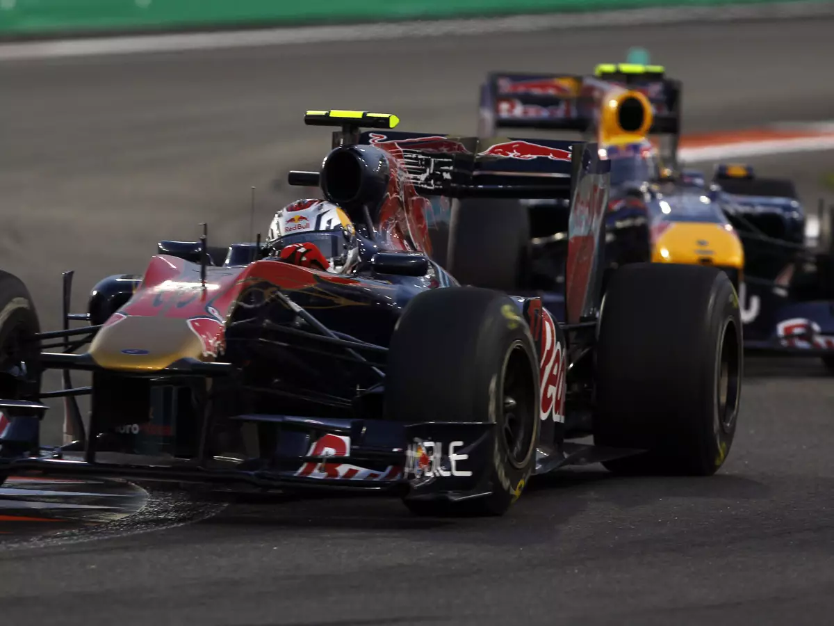 Jaime Alguersuari behindert Mark Webber beim WM-Finale in Abu Dhabi 2010 Foto zur News: Zeitmaschine: Was wäre, wenn Webber 2010 Weltmeister geworden wäre?