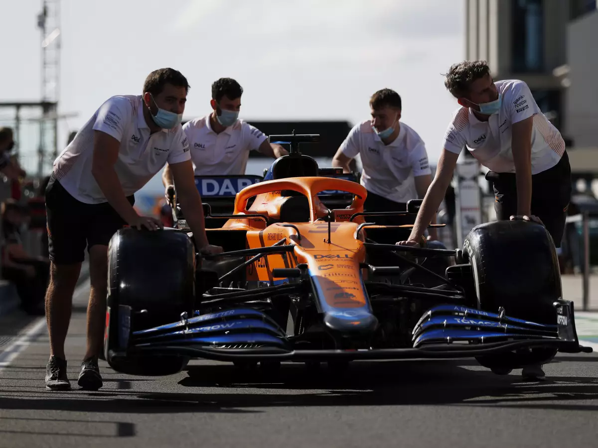Mechaniker mit dem Auto von Daniel Ricciardo in Istanbul 2021 Foto zur News: 20.000 Kilometer und neun Zeitzonen: Formel 1 vor brutalem Tripleheader