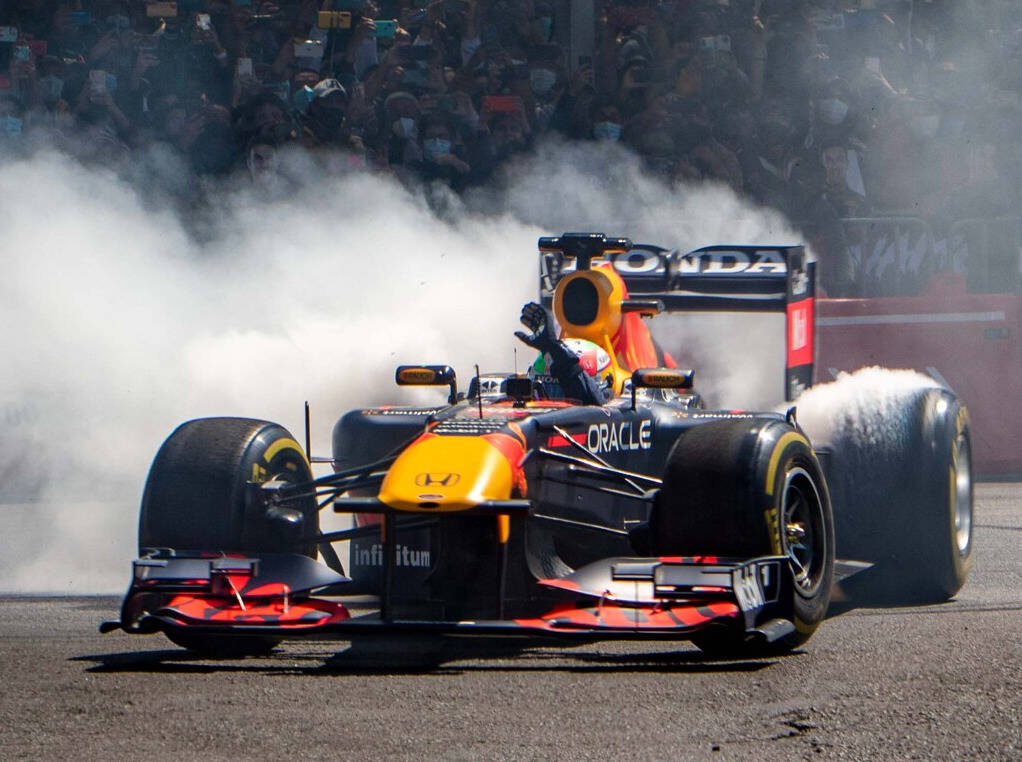 Foto zur News: Formel-1-Showrun vor 130.000: Sergio Perez heizt Fans in Mexiko-Stadt ein