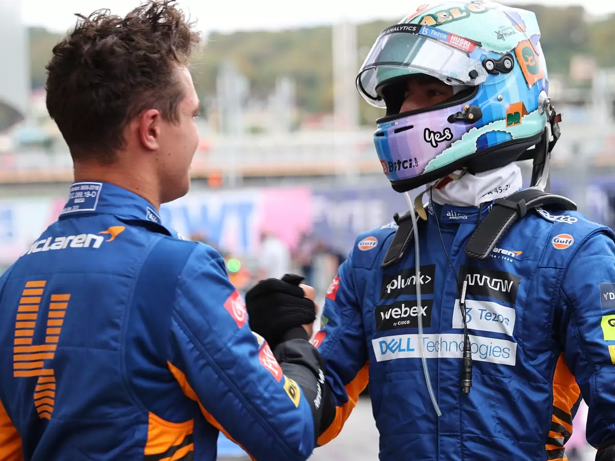 Lando Norris beim Abklatschen mit seinem McLaren-Teamkollegen Daniel Ricciardo Foto zur News: Daniel Ricciardo: Lando Norris erinnert mich an meine dritte Saison