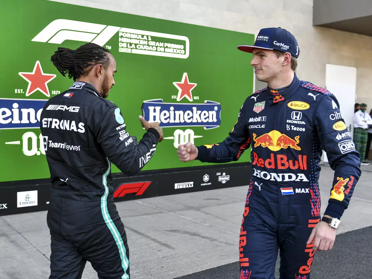 Lewis Hamilton und Max Verstappen klatschen sich nach dem Qualifying in Mexiko ab Foto zur News: Start, Strategie #AND# Stallorder: Die drei großen S-Fragen vor Mexiko