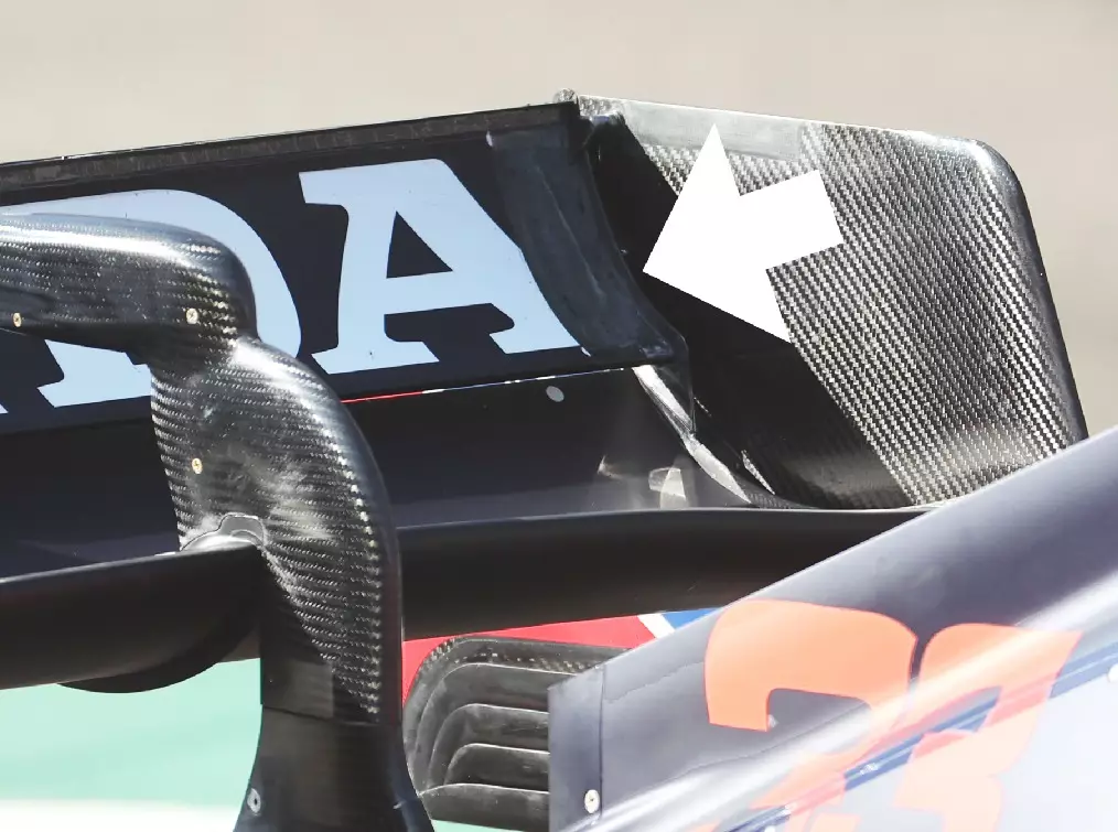 Foto zur News: Sergio Perez: Habe Verstappens kaputten Heckflügel gekriegt!