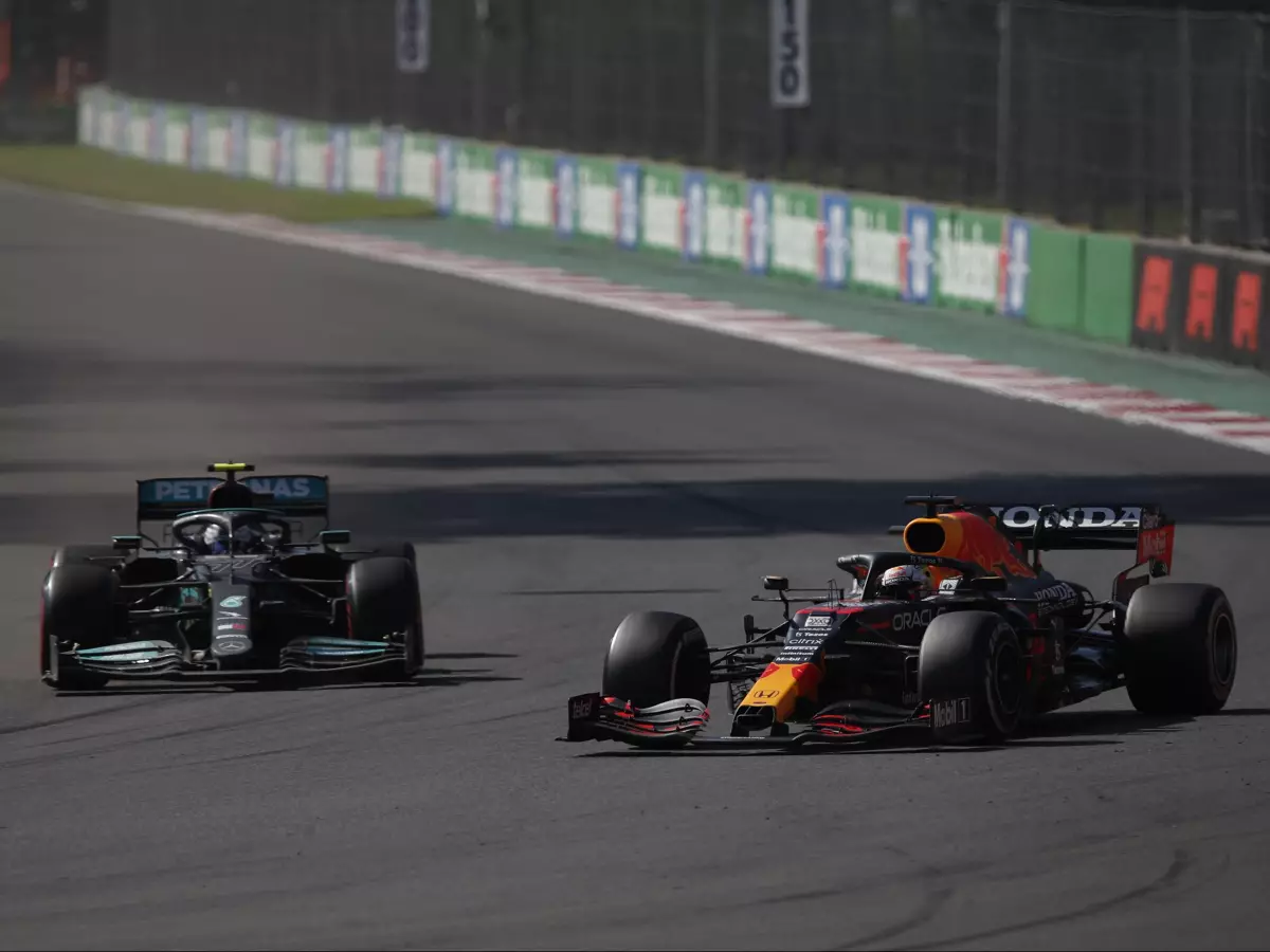 Max Verstappen, Valtteri Bottas Foto zur News: Verstappen spielt mit Bottas: "Hat unserem Blutdruck nicht geholfen"