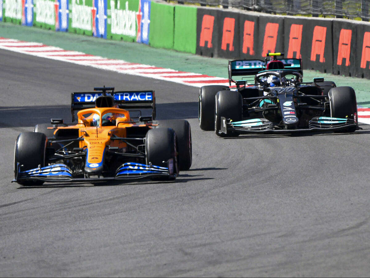Foto zur News: Mercedes: Darum kam Bottas nicht an Ricciardo vorbei