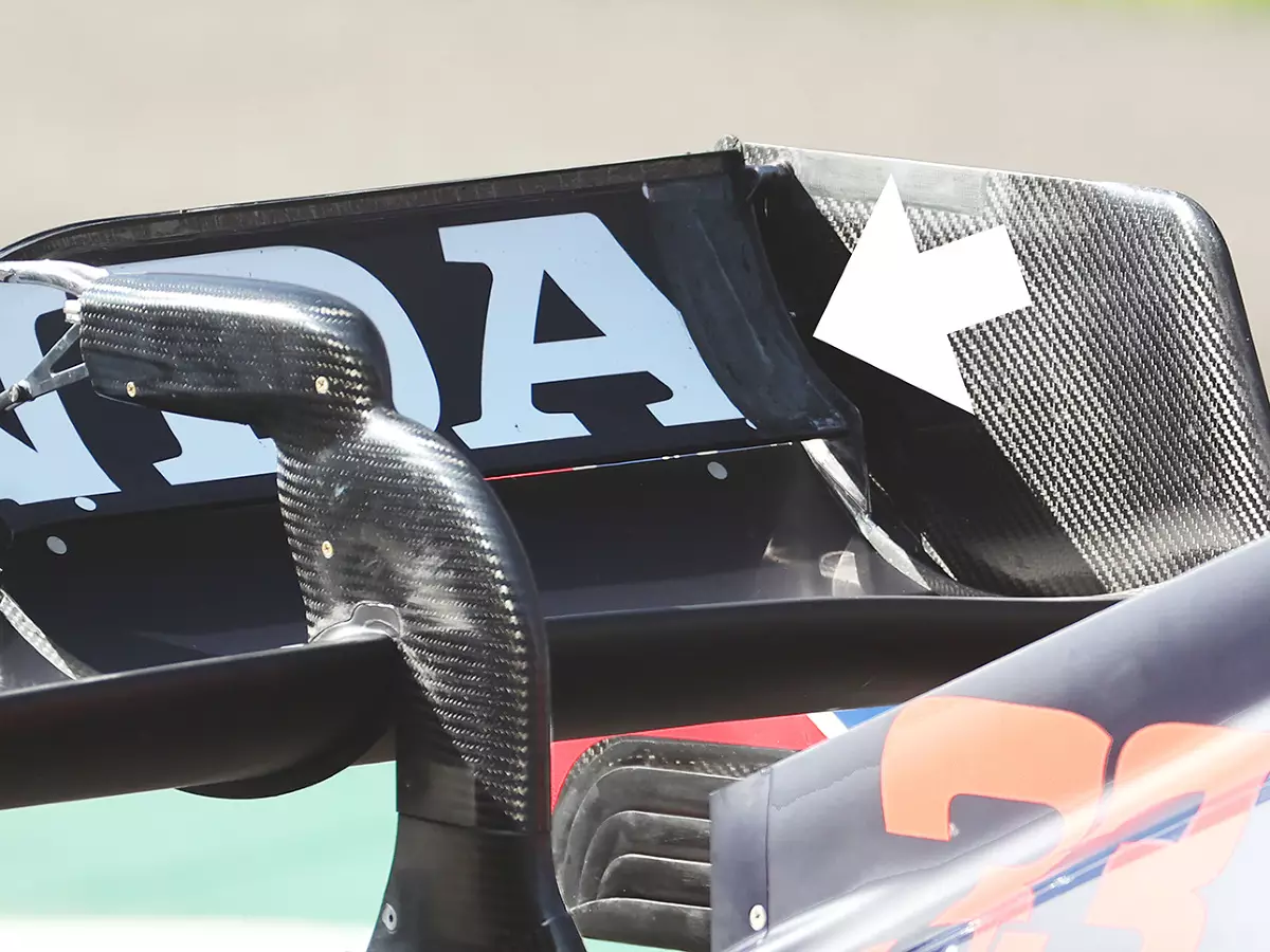 Mit Tape verstärkter Heckflügel Red Bull RB16B Foto zur News: Analyse: Was steckt hinter den Heckflügelsorgen bei Red Bull?