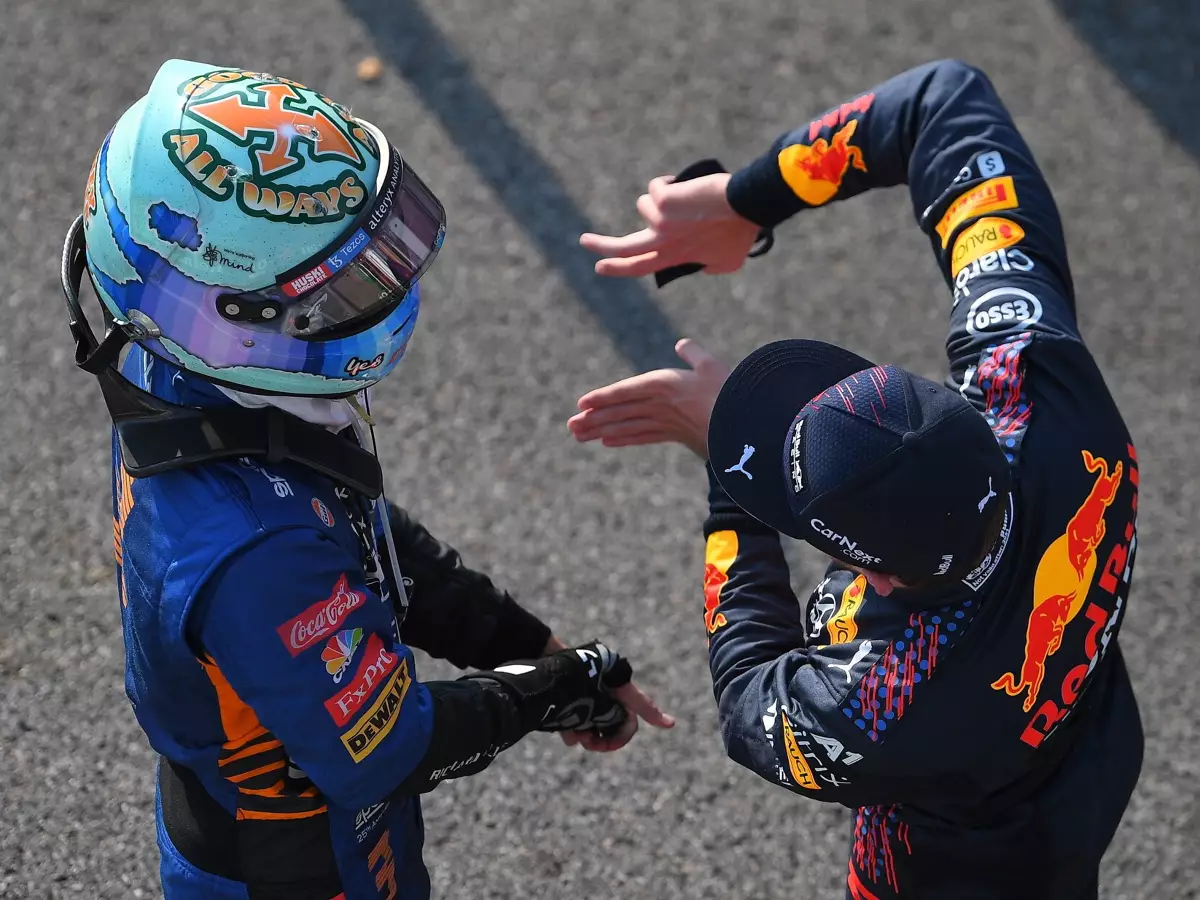 McLaren-Fahrer Daniel Ricciardo im Gespräch mit Red-Bull-Fahrer Max Verstappen nach dem Formel-1-Sprintrennen in Monza 2021 Foto zur News: Formel-1-Sprintqualifying: Was Max Verstappen anders machen würde