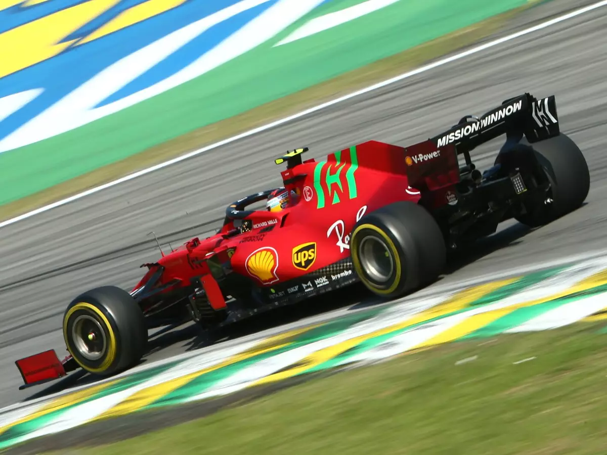 Carlos Sainz Foto zur News: Ferrari: Mission Winnow könnte sich als Titelsponsor zurückziehen