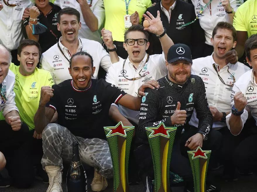 Foto zur News: Warum Hamiltons Renningenieur beim Teamfoto ein Ei gehalten hat