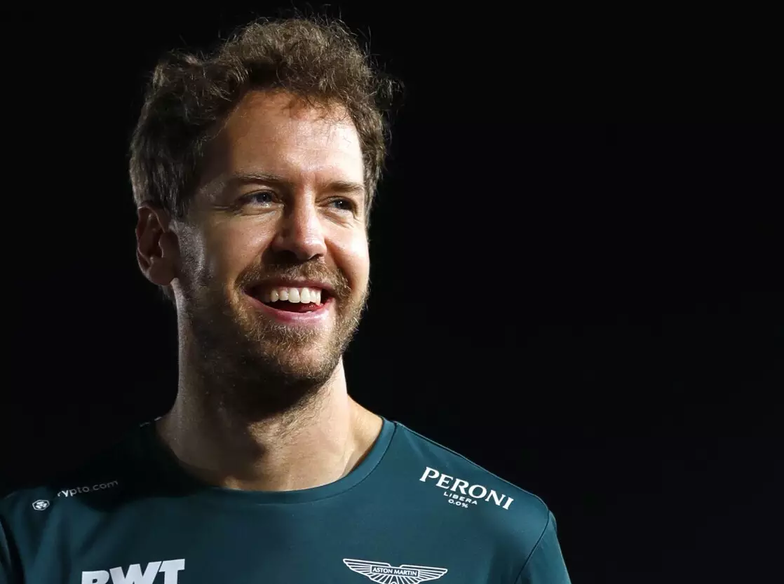 Sebastian Vettel lacht beim Trackwalk vor dem Formel-1-Rennen 2021 in Katar Foto zur News: Vettel über Parc-ferme-Affäre: Müssen uns mal locker machen!