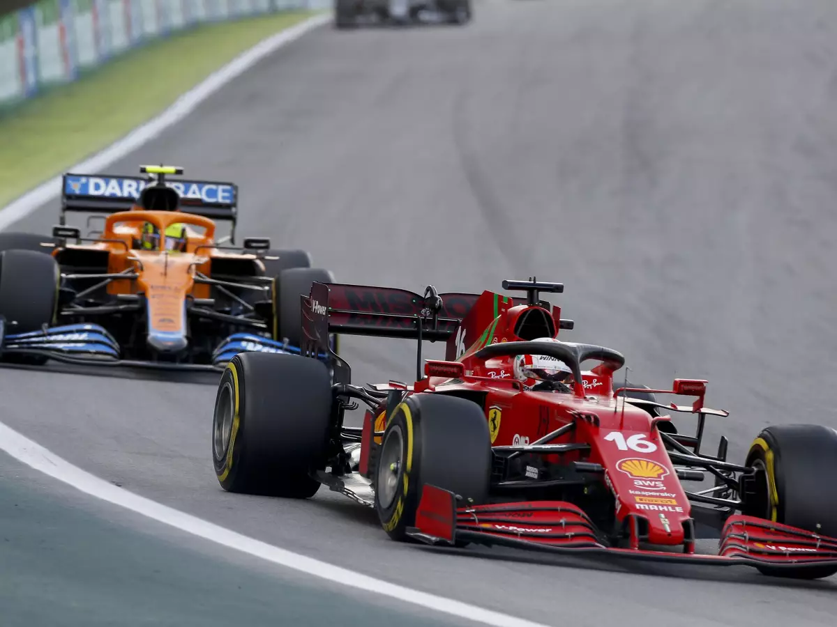 Charles Leclerc im Ferrari vor Lando Norris im McLaren in Brasilien 2021 Foto zur News: P3-Duell mit Ferrari: McLaren erkennt "schwierigere Ausgangslage"