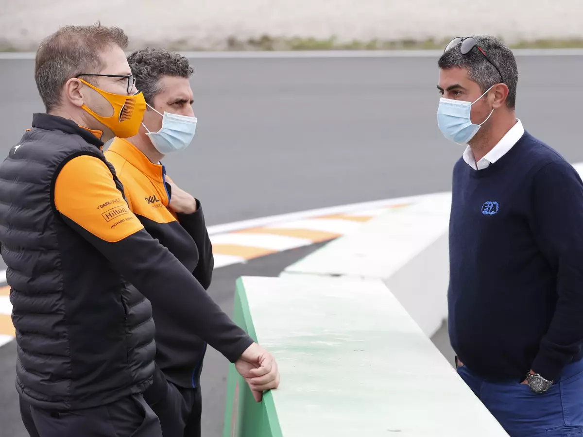 McLaren-Teamchef Andreas Seidl im Gespräch mit FIA-Rennleiter Michael Masi Foto zur News: McLaren-Teamchef: Formel-1-Rennleiter muss für Klarheit sorgen