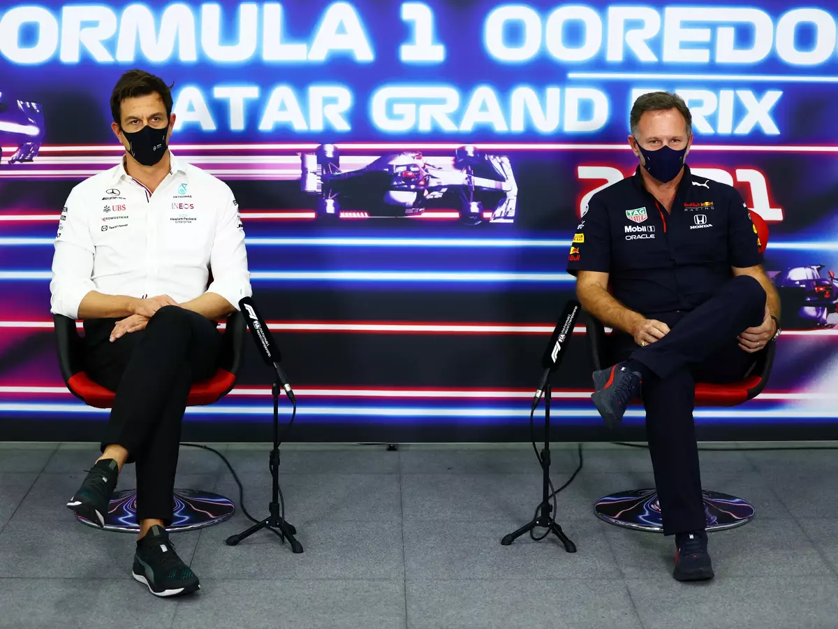 Mercedes-Teamchef Toto Wolff und Red-Bull-Teamchef in der Formel-1-Pressekonferenz in Katar 2021Christian Horner Foto zur News: Horner vs. Wolff: So politisch war der Titelkampf noch nie!