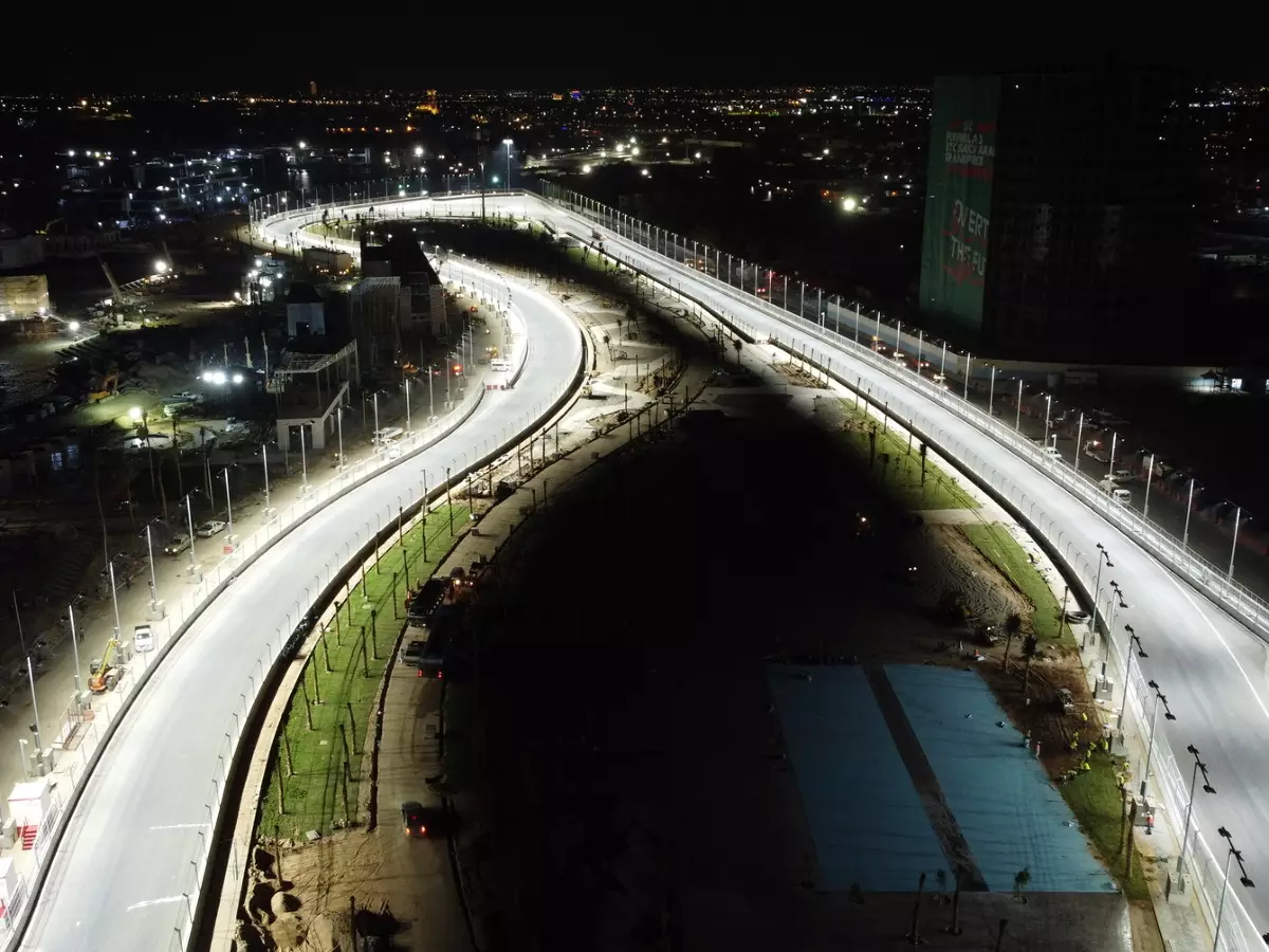 Die neue Formel-1-Strecke von Saudi-Arabien in Dschidda bei Nacht Foto zur News: Sainz warnt vor Sicherheit in Dschidda: Marshalls "müssen auf der Hut sein"