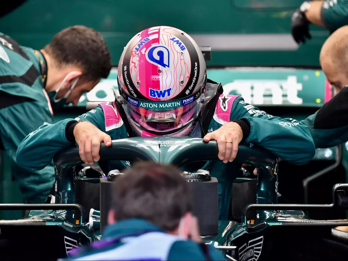 Sebastian Vettel steigt mit seinem BWT-gesponserten rosa Helm in den Aston Martin AMR21 Foto zur News: Die besten fünf Formel-1-Fahrer? "Seb gehört nicht dazu!"