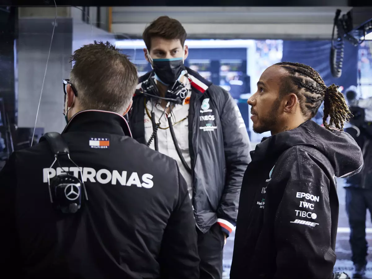 Lewis Hamilton im Gespräch mit seinem Mercedes-Renningenieur Peter Bonnington Foto zur News: Marc Surer: Mercedes hatte 2021 "ein Schockerlebnis"